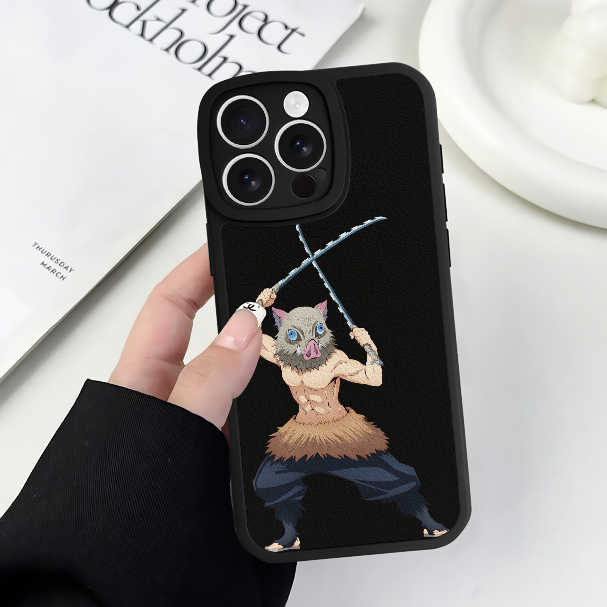 （画像用） 鬼滅の刃（きめつのやいば）嘴平 伊之助／はしびら いのすけ Hashibira Inosuke 【iPhone 16シリーズ対応】シリコンスマホケース（レザー調） 材質：シリコン